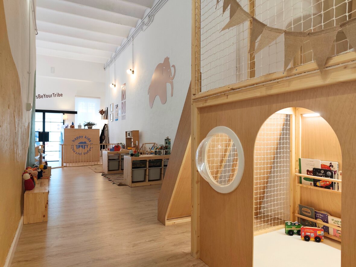 Entrada de Tribu House Sant Martí, ludoteca a Barcelona