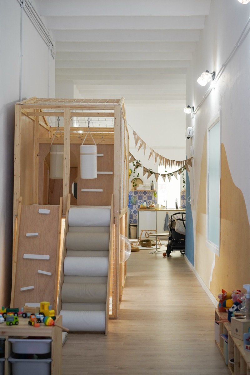 Terrassa exterior de l'espai familiar Tribu House a Poblenou