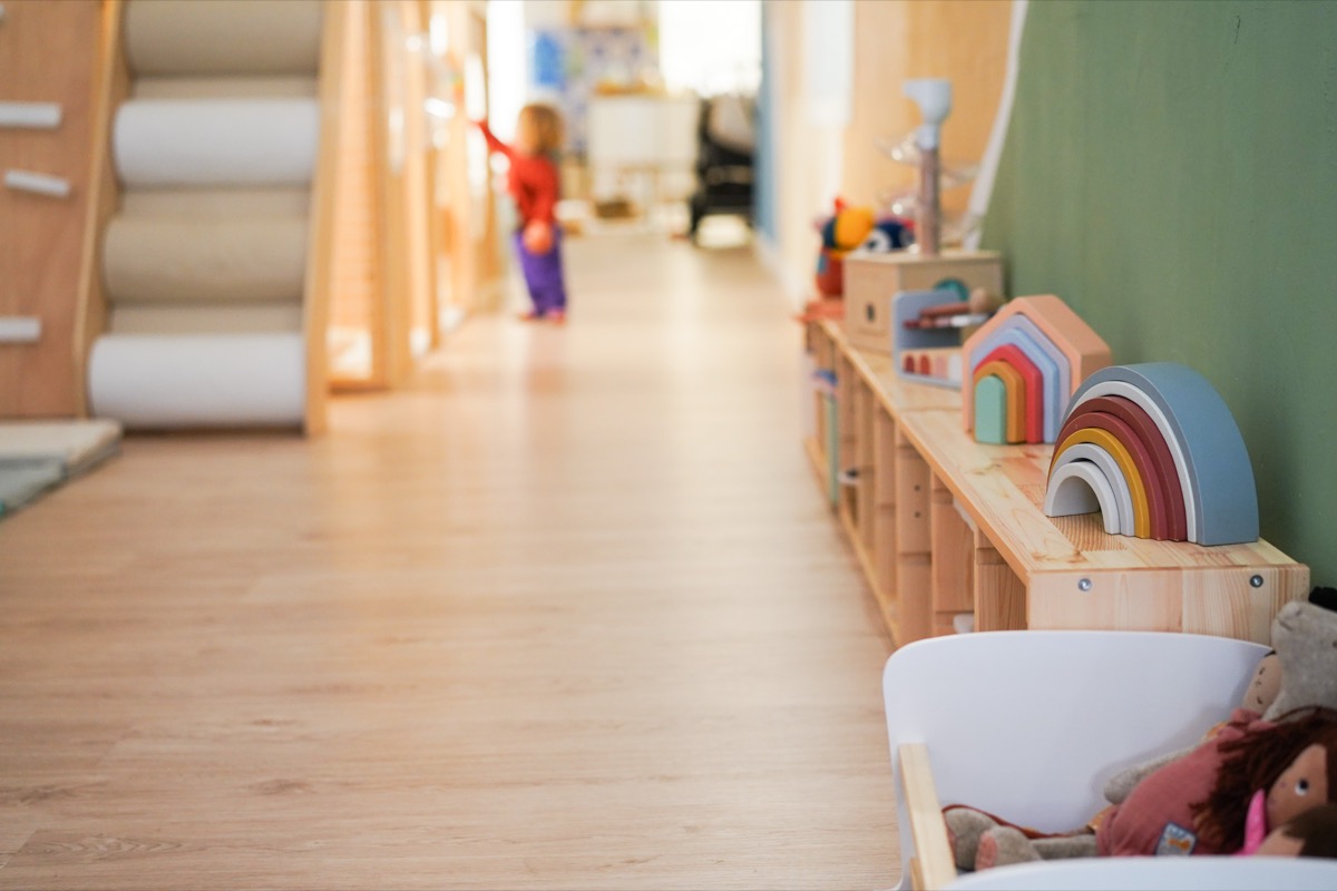 Passadís amb joguines i zona de joc a Tribu House Barcelona