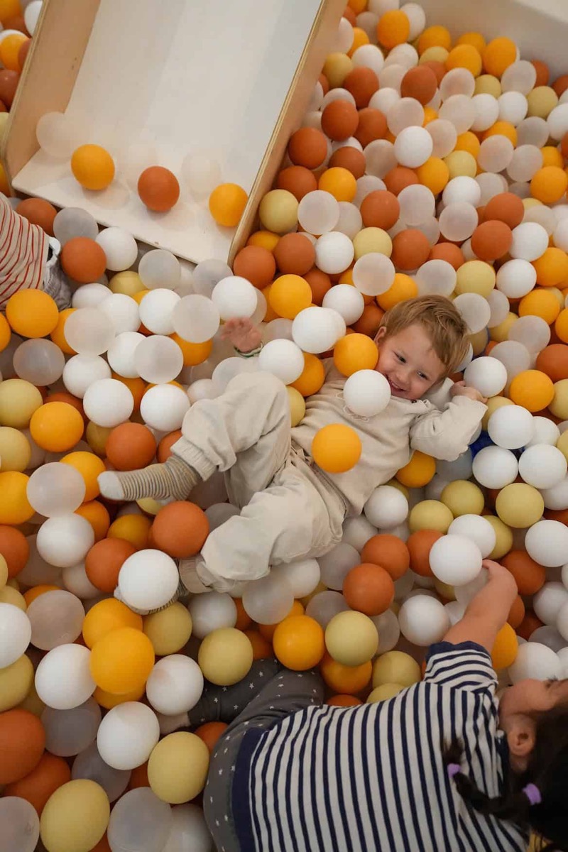 Terrassa exterior de l'espai familiar Tribu House a Poblenou